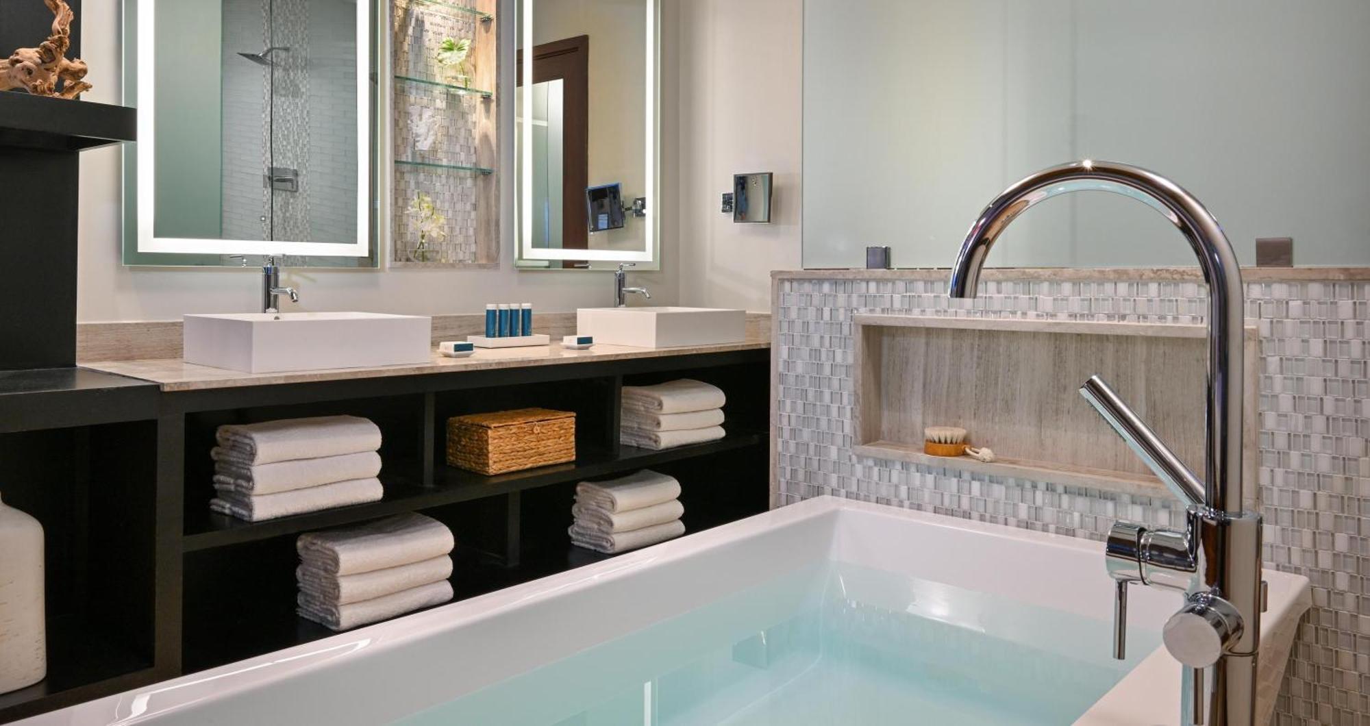 Honeymoon Walkout Club Level Zimmer am Strand mit Terrasse und Badewanne zur Erholung